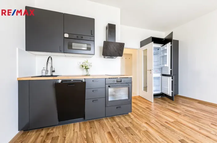 Pronájem bytu 1+kk, Praha - Dolní Počernice, Černodolská, 39 m2