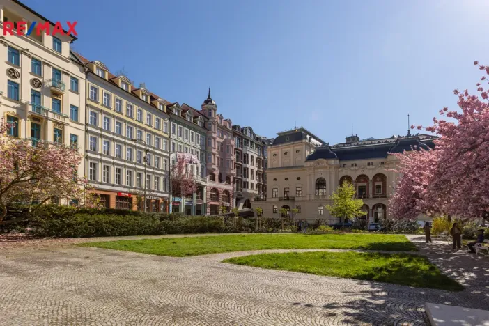 Prodej obchodního prostoru, Karlovy Vary, Divadelní náměstí, 52 m2