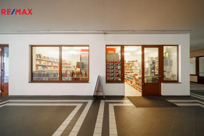 Prodej obchodního prostoru, Karlovy Vary, Divadelní náměstí, 52 m2