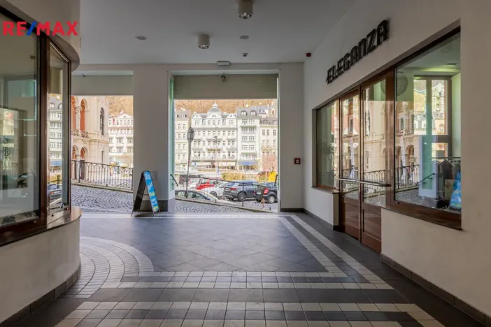 Prodej obchodního prostoru, Karlovy Vary, Divadelní náměstí, 52 m2