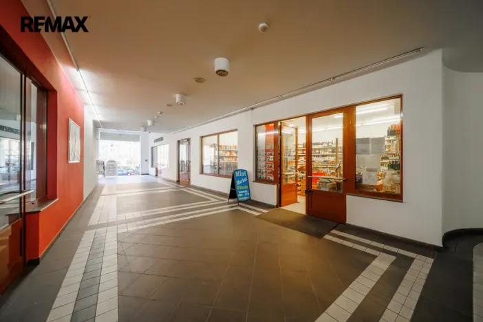 Prodej obchodního prostoru, Karlovy Vary, Divadelní náměstí, 52 m2