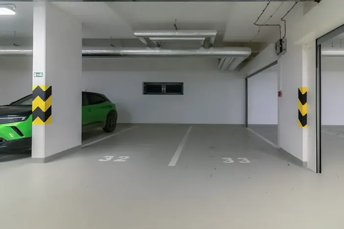 Pronájem garážového stání, Praha - Hlubočepy, Fabiánové, 13 m2