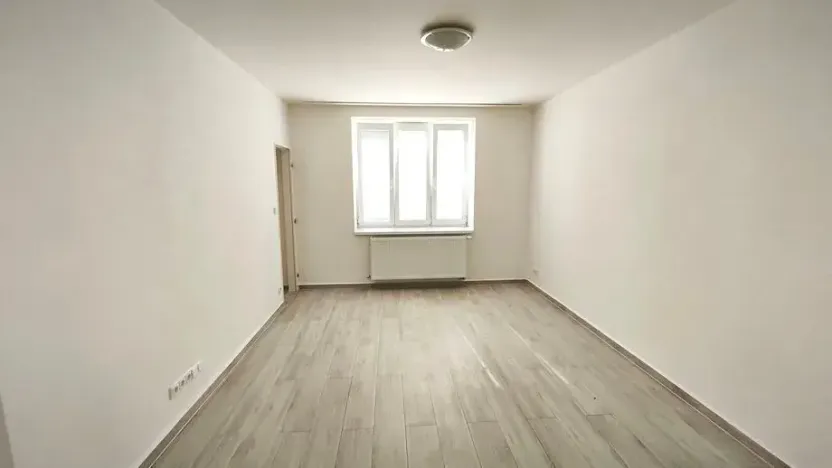 Pronájem bytu 1+1, Praha - Vršovice, Sámova, 40 m2