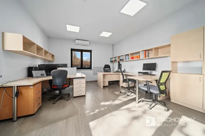 Prodej obchodního prostoru, Pardubice, K Dolíčku, 374 m2