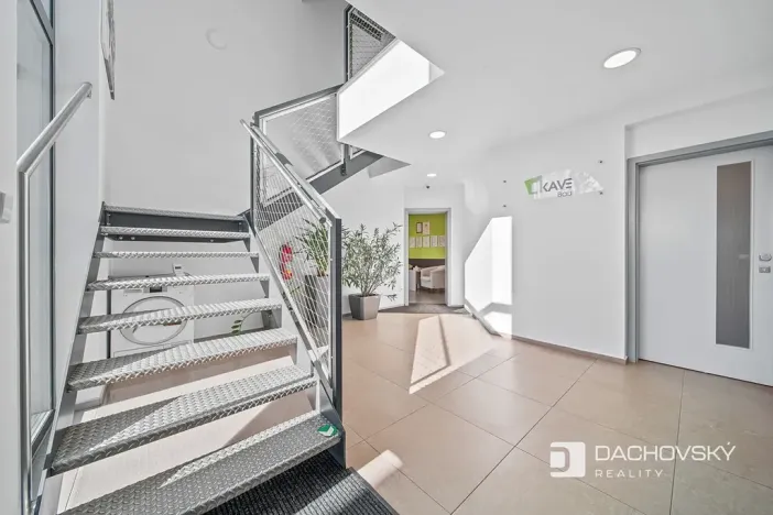 Prodej obchodního prostoru, Pardubice, K Dolíčku, 374 m2