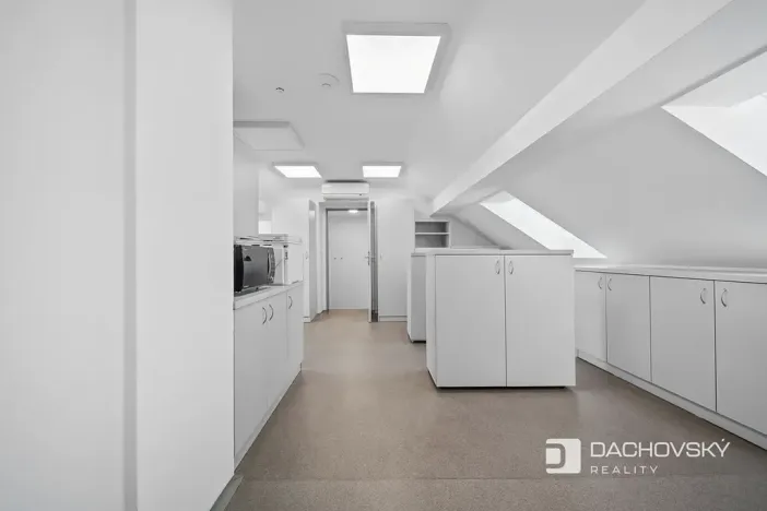 Prodej obchodního prostoru, Pardubice, K Dolíčku, 374 m2