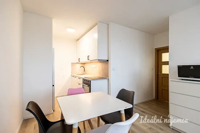Pronájem bytu 2+kk, Praha, Zelenohorská, 43 m2