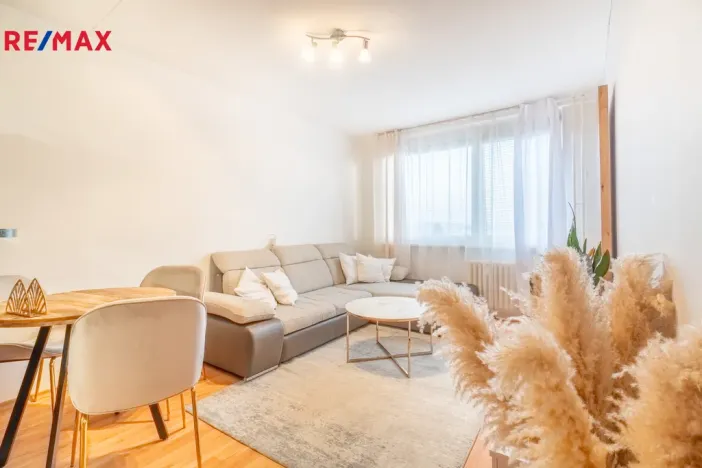 Pronájem bytu 2+kk, Praha - Petrovice, Lessnerova, 43 m2