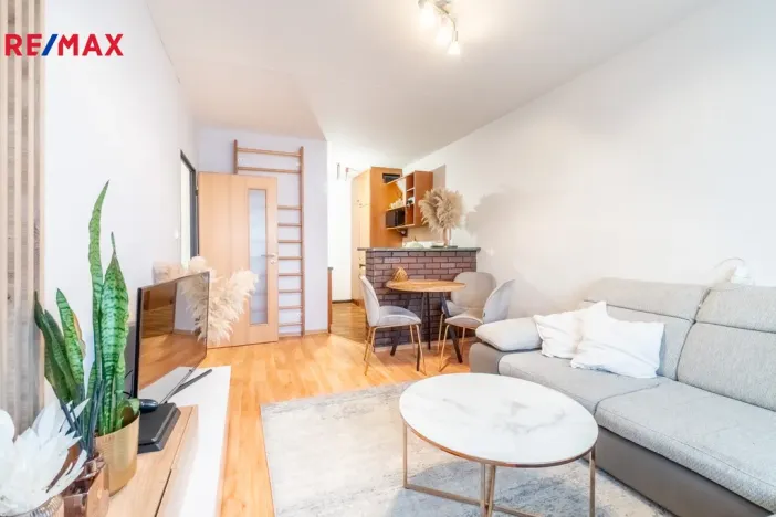 Pronájem bytu 2+kk, Praha - Petrovice, Lessnerova, 43 m2