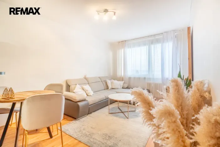 Pronájem bytu 2+kk, Praha - Petrovice, Lessnerova, 43 m2