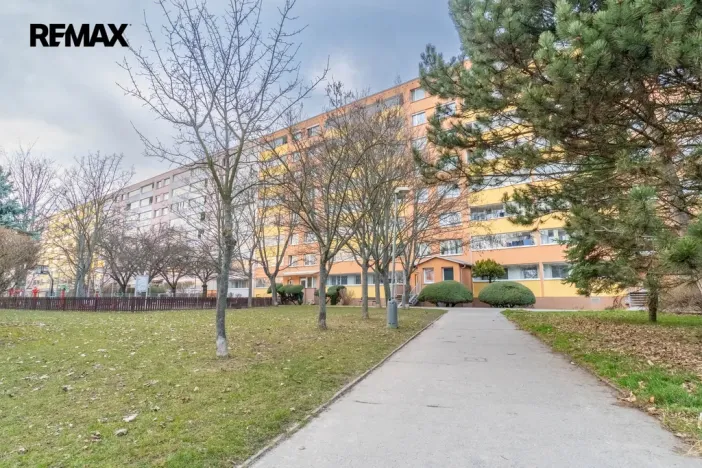 Pronájem bytu 2+kk, Praha - Petrovice, Lessnerova, 43 m2