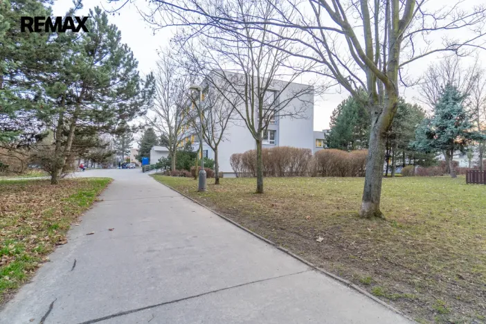 Pronájem bytu 2+kk, Praha - Petrovice, Lessnerova, 43 m2