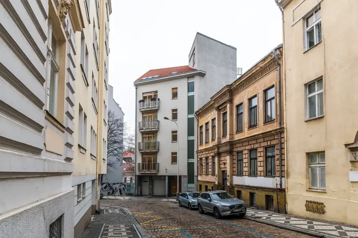 Pronájem garážového stání, Praha - Žižkov, Dalimilova, 13 m2