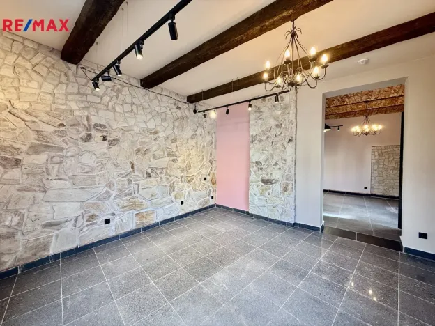 Pronájem obchodního prostoru, Karlovy Vary, Hynaisova, 42 m2