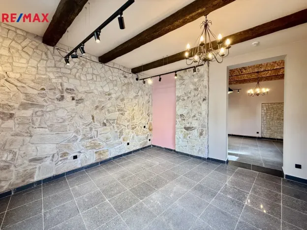 Pronájem obchodního prostoru, Karlovy Vary, Hynaisova, 42 m2