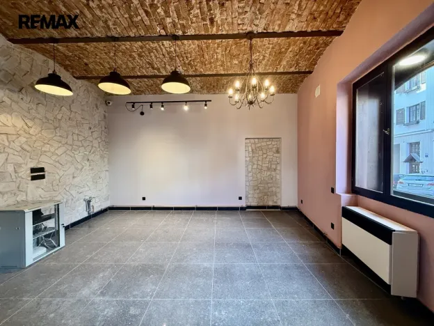 Pronájem obchodního prostoru, Karlovy Vary, Hynaisova, 42 m2