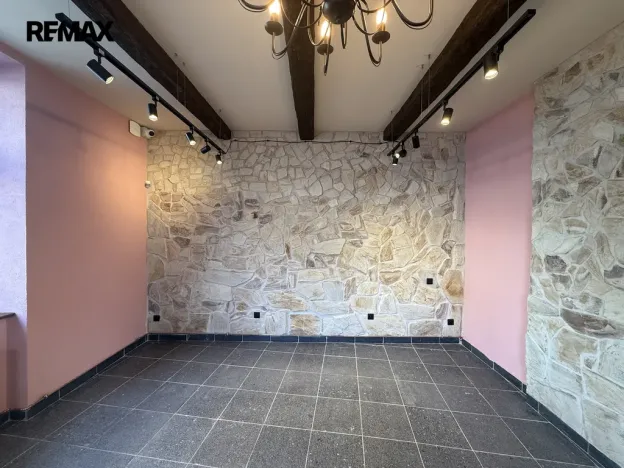Pronájem obchodního prostoru, Karlovy Vary, Hynaisova, 42 m2