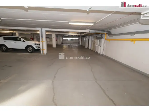 Pronájem garáže, Praha - Žižkov, V kapslovně, 12 m2