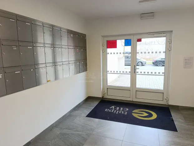 Pronájem bytu 1+kk, Praha - Vysočany, Strnadových, 16913 m2