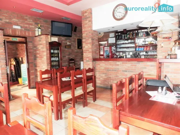 Pronájem restaurace, Praha - Dubeč, Městská, 322 m2