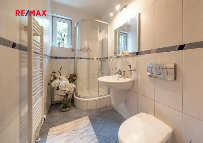 Prodej rodinného domu, Praha - Lochkov, V oudolku, 183 m2