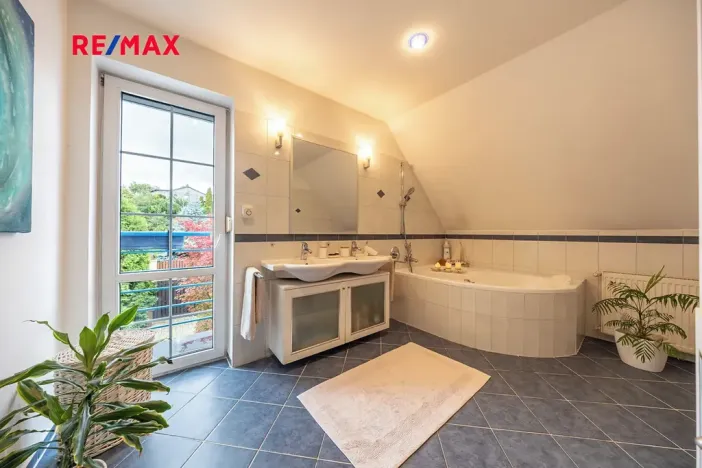 Prodej rodinného domu, Praha - Lochkov, V oudolku, 183 m2