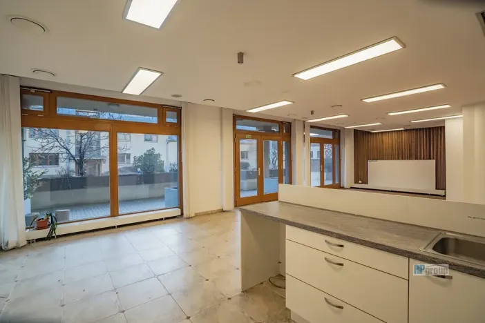 Prodej obchodního prostoru, Praha - Hlubočepy, Hlubočepská, 104 m2