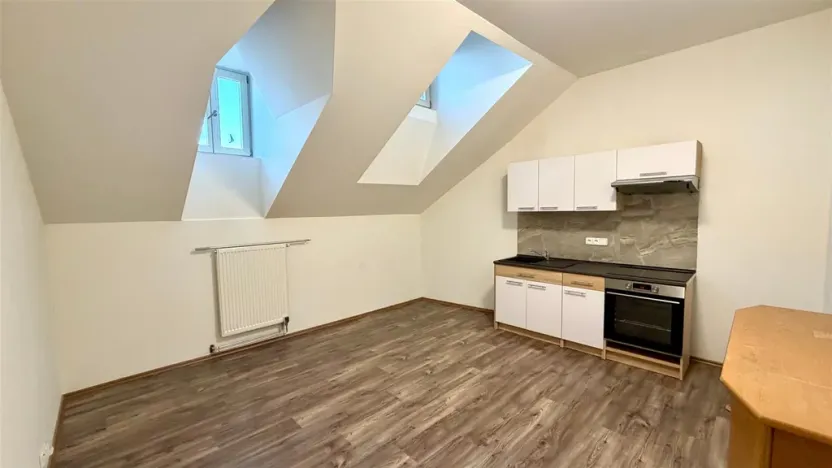 Pronájem bytu 1+kk, Cheb, náměstí Krále Jiřího z Poděbrad, 36 m2