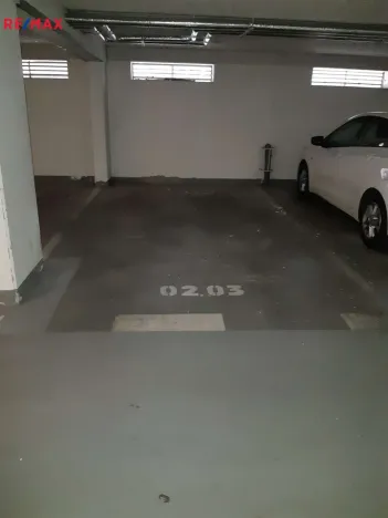 Pronájem garážového stání, Praha - Libeň, Kovanecká, 15 m2