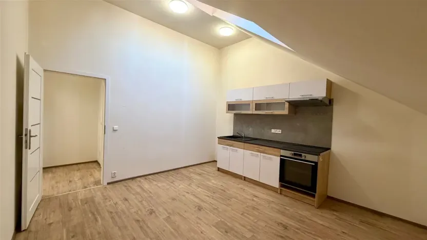 Pronájem bytu 2+kk, Cheb, náměstí Krále Jiřího z Poděbrad, 69 m2