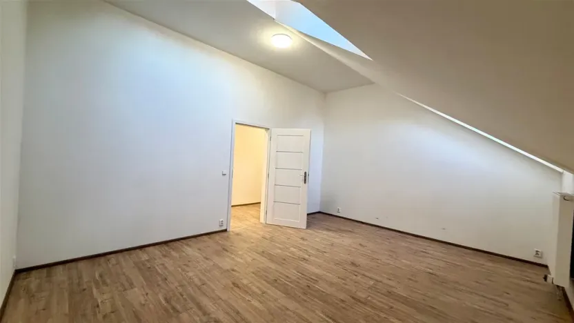 Pronájem bytu 2+kk, Cheb, náměstí Krále Jiřího z Poděbrad, 69 m2