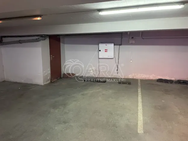 Pronájem garážového stání, Praha, Krymská, 12 m2