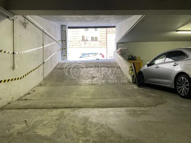 Pronájem garážového stání, Praha, Krymská, 12 m2