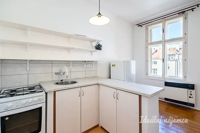 Pronájem bytu 1+kk, Praha, Jaromírova, 35 m2