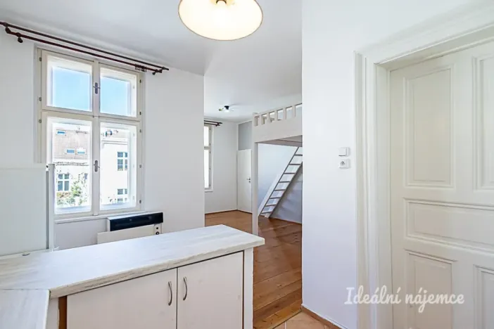 Pronájem bytu 1+kk, Praha, Jaromírova, 35 m2