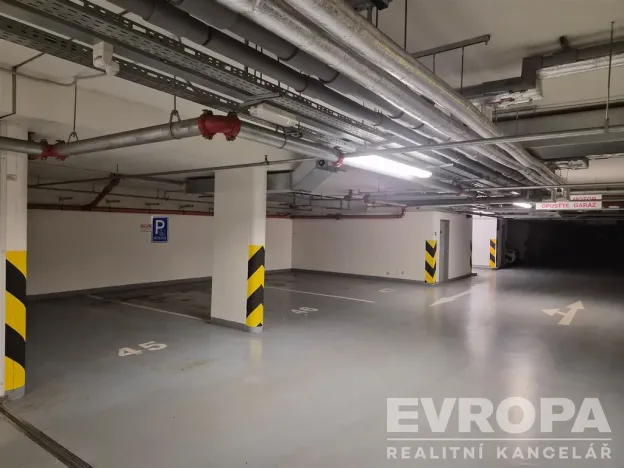 Pronájem garážového stání, Praha - Vršovice, Petrohradská, 16 m2