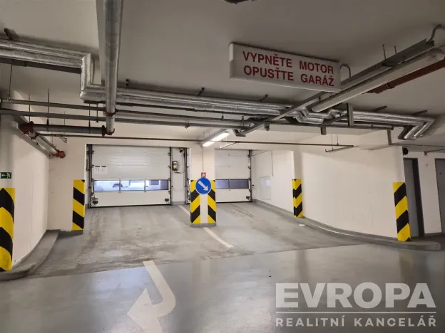Pronájem garážového stání, Praha - Vršovice, Petrohradská, 16 m2