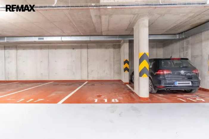 Pronájem garážového stání, Praha - Hrdlořezy, V třešňovce, 13 m2