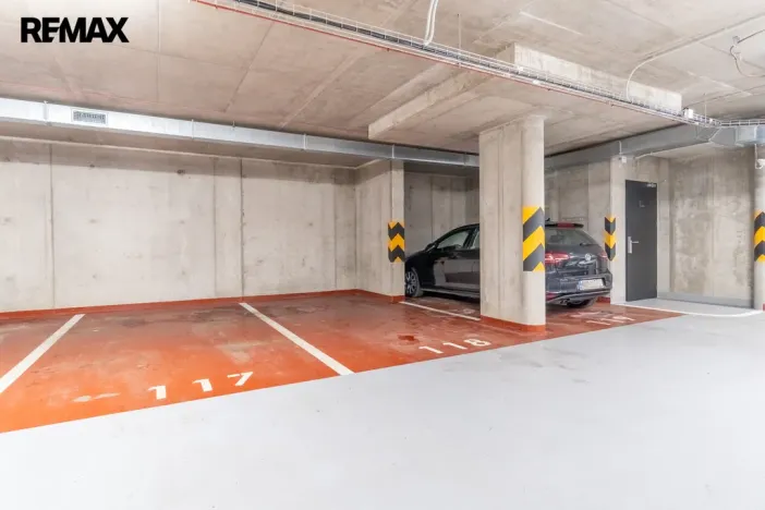 Pronájem garážového stání, Praha - Hrdlořezy, V třešňovce, 13 m2