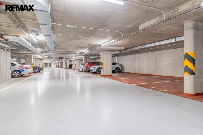 Pronájem garážového stání, Praha - Hrdlořezy, V třešňovce, 13 m2