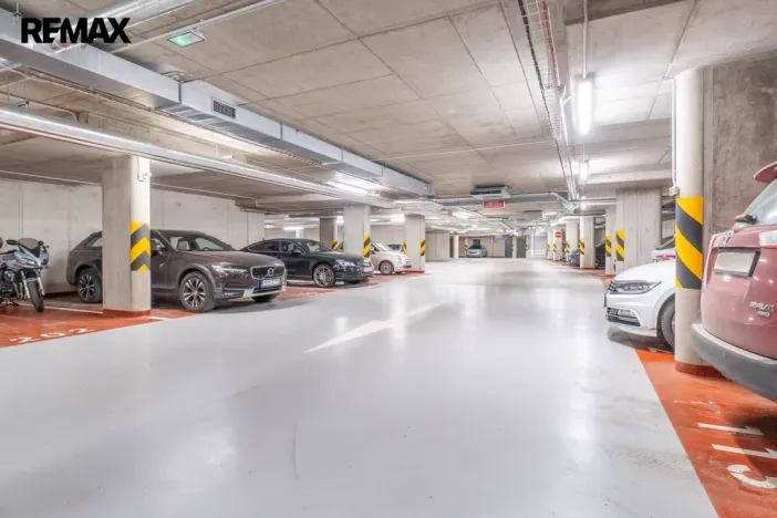 Pronájem garážového stání, Praha - Hrdlořezy, V třešňovce, 13 m2