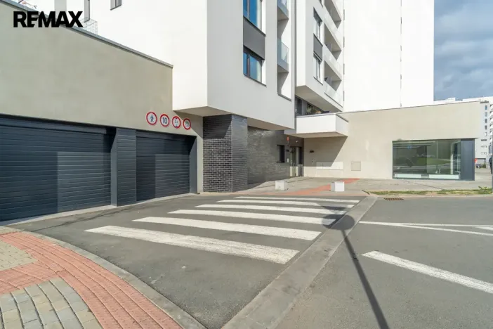 Pronájem garážového stání, Praha - Hrdlořezy, V třešňovce, 13 m2