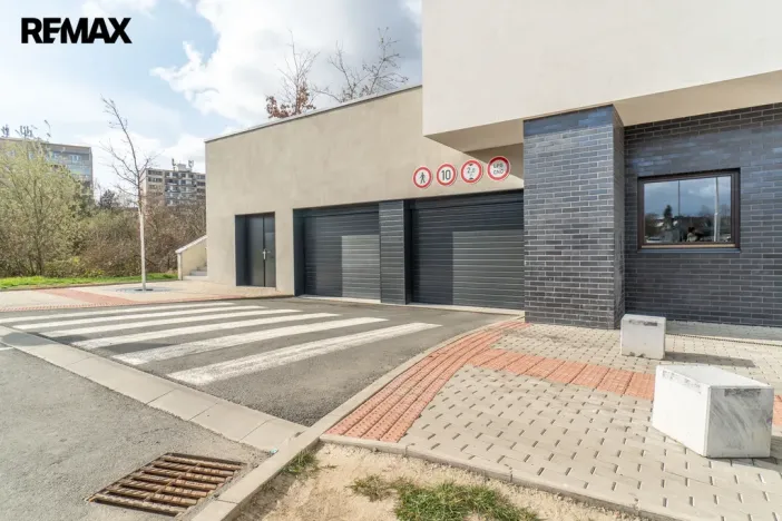 Pronájem garážového stání, Praha - Hrdlořezy, V třešňovce, 13 m2