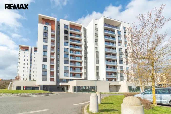 Pronájem garážového stání, Praha - Hrdlořezy, V třešňovce, 13 m2