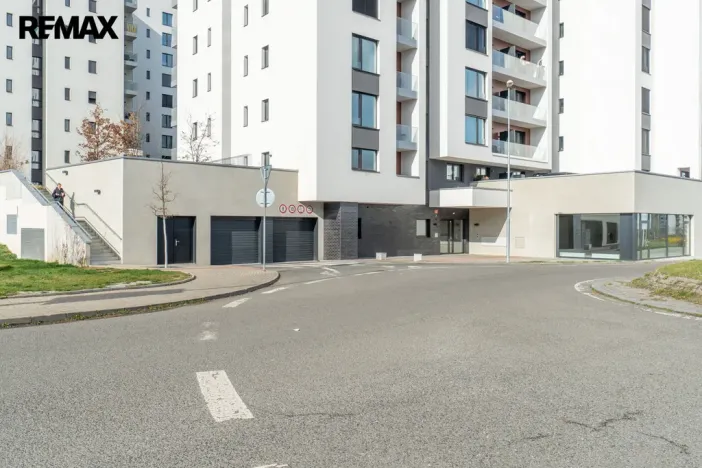 Pronájem garážového stání, Praha - Hrdlořezy, V třešňovce, 13 m2