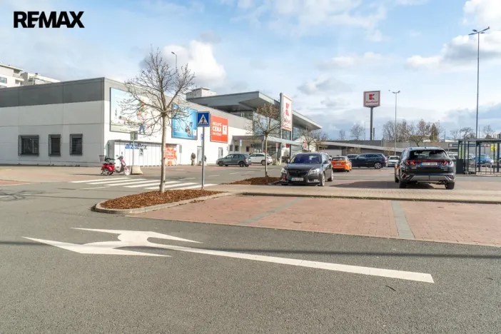 Pronájem garážového stání, Praha - Hrdlořezy, V třešňovce, 13 m2