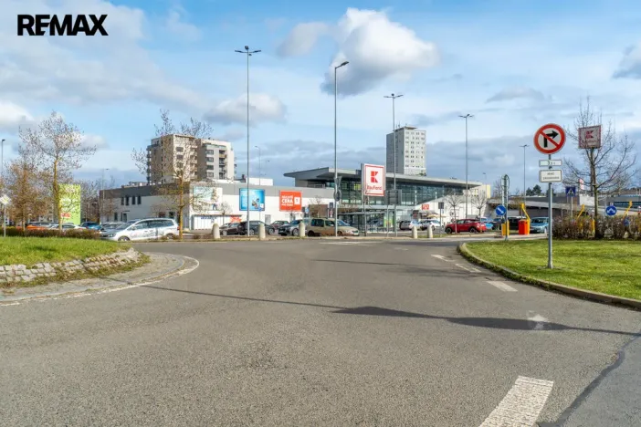 Pronájem garážového stání, Praha - Hrdlořezy, V třešňovce, 13 m2