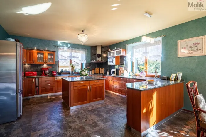 Prodej rodinného domu, Lužice, 372 m2