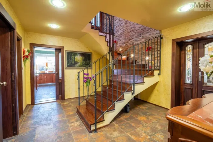 Prodej rodinného domu, Lužice, 372 m2