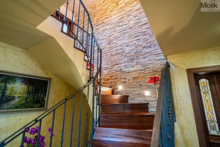 Prodej rodinného domu, Lužice, 372 m2